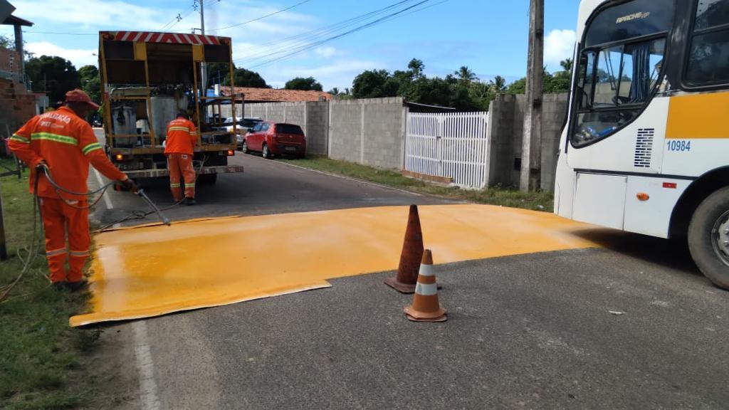 Prefeitura revitaliza sinalização horizontal nos bairros São José dos Náufragos e Areia Branca - SMTT Aracaju